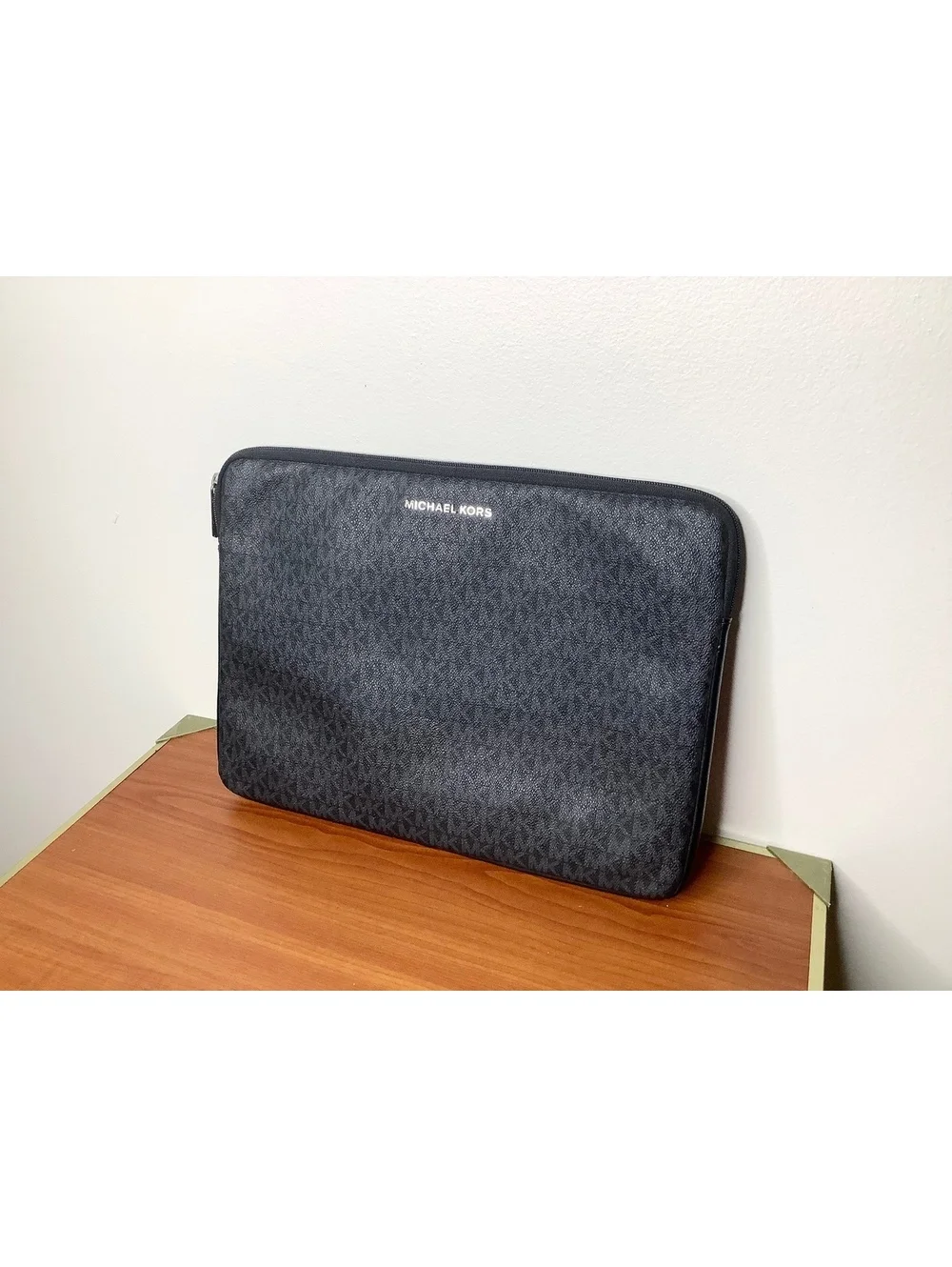 < Michael Kors Black & Grey Monogram Laptop Sleeve >